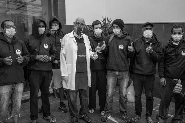 Padre Júlio em uma ação com pessoas em situação de rua - Foto: Reprodução Instagram/Daniel Kfouri