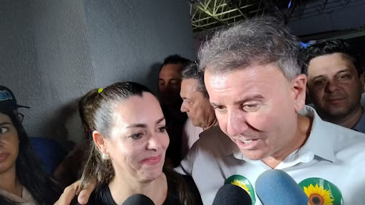 Eduardo Siqueira Campos sendo entrevistado pela imprensa após sua vitória ao lado de sua esposa