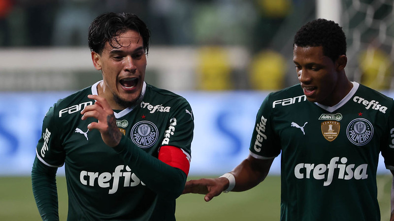 Gustavo Gómez e Danilo em comemoração a um dos gols na vitória do Palmeiras sobre o Atlético-GO