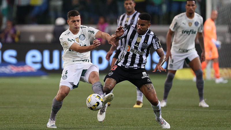 Disputa pela bola entre Fabinho (SE Palmeiras) e Jair (Atlético Mineiro)