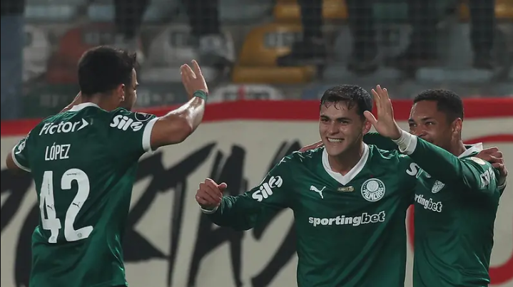Vitor Roque e Flaco López comandaram o ataque do alviverde