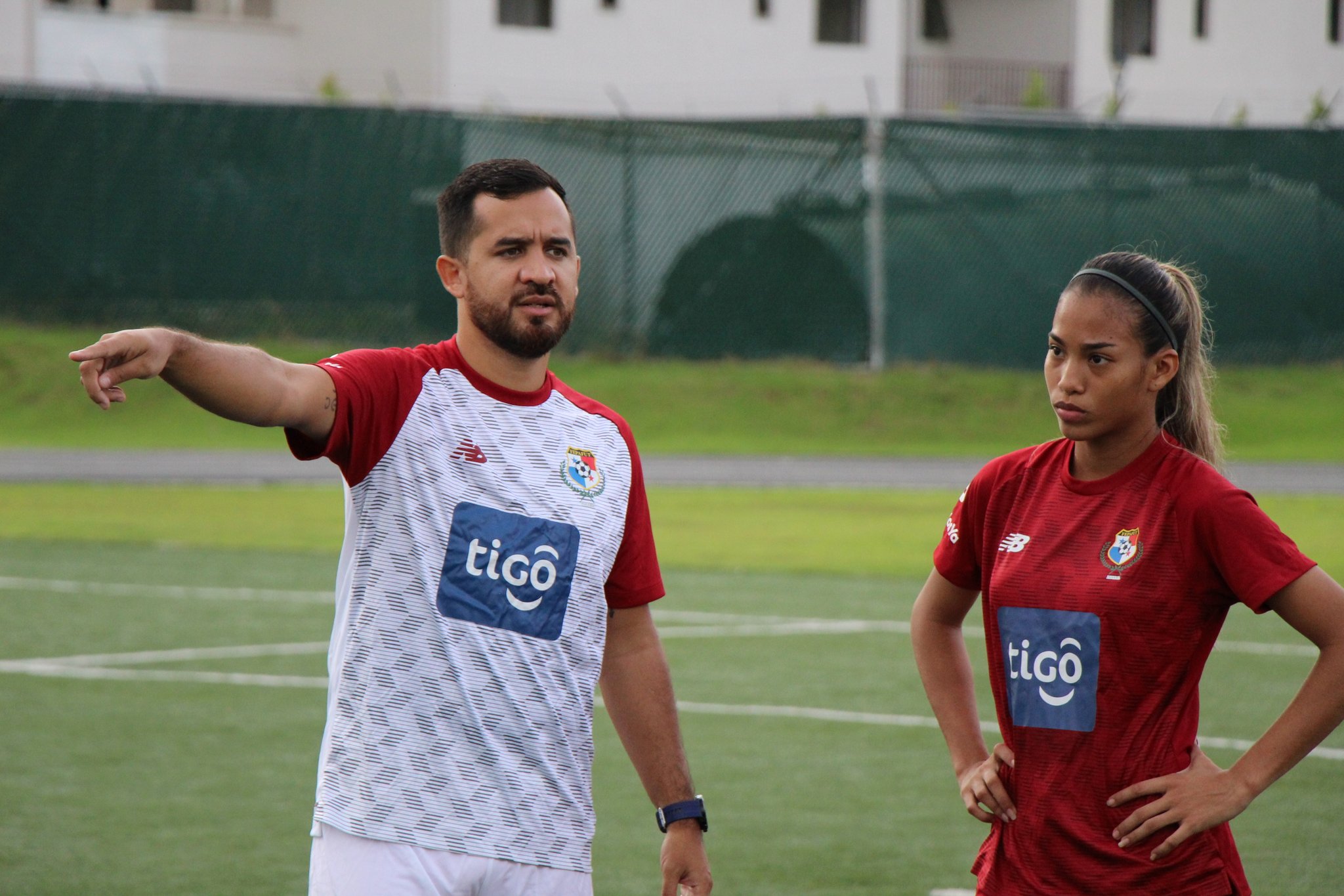 Nacho Quintana, treinador da equipe feminina do Panamá, durante um treinamento - Twitter/Fepafut