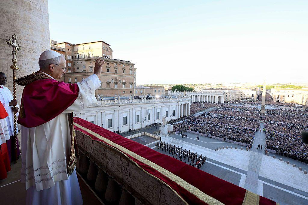 Papa Leão XIV acenando para os fiéis. Reprodução: Vatican Media