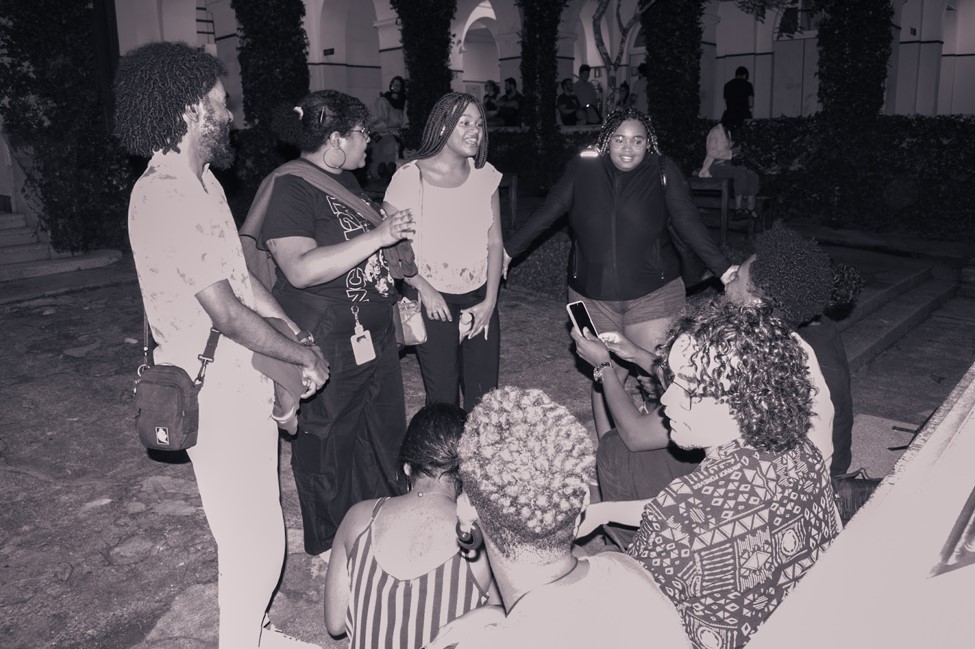 Coletivo Saravá conversando no Pátio da Cruz, na PUC-SP, durante a reunião da noite.