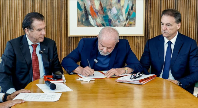 Legenda: Lula durante assinatura do novo regulamento do PAT - Foto/ Por: Ricardo Stuckert