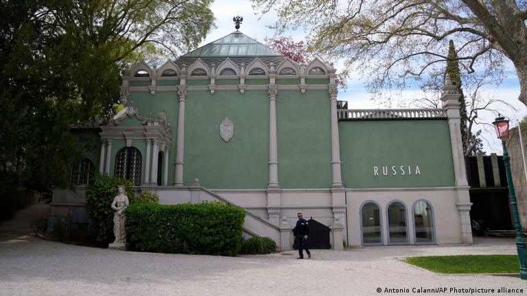 Pavilhão russo em tons de verde fechado.