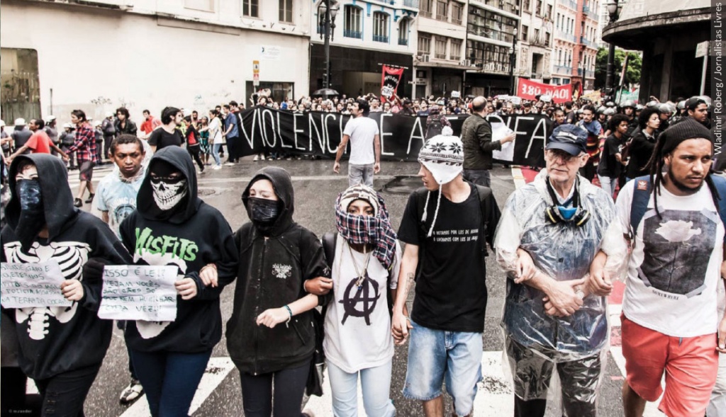 Em uma das manifestações de 2013, Padre Júlio esteve na linha de frente junto aos Black Blocs - Foto: Wladimir Roberg/Jornalistas Livres