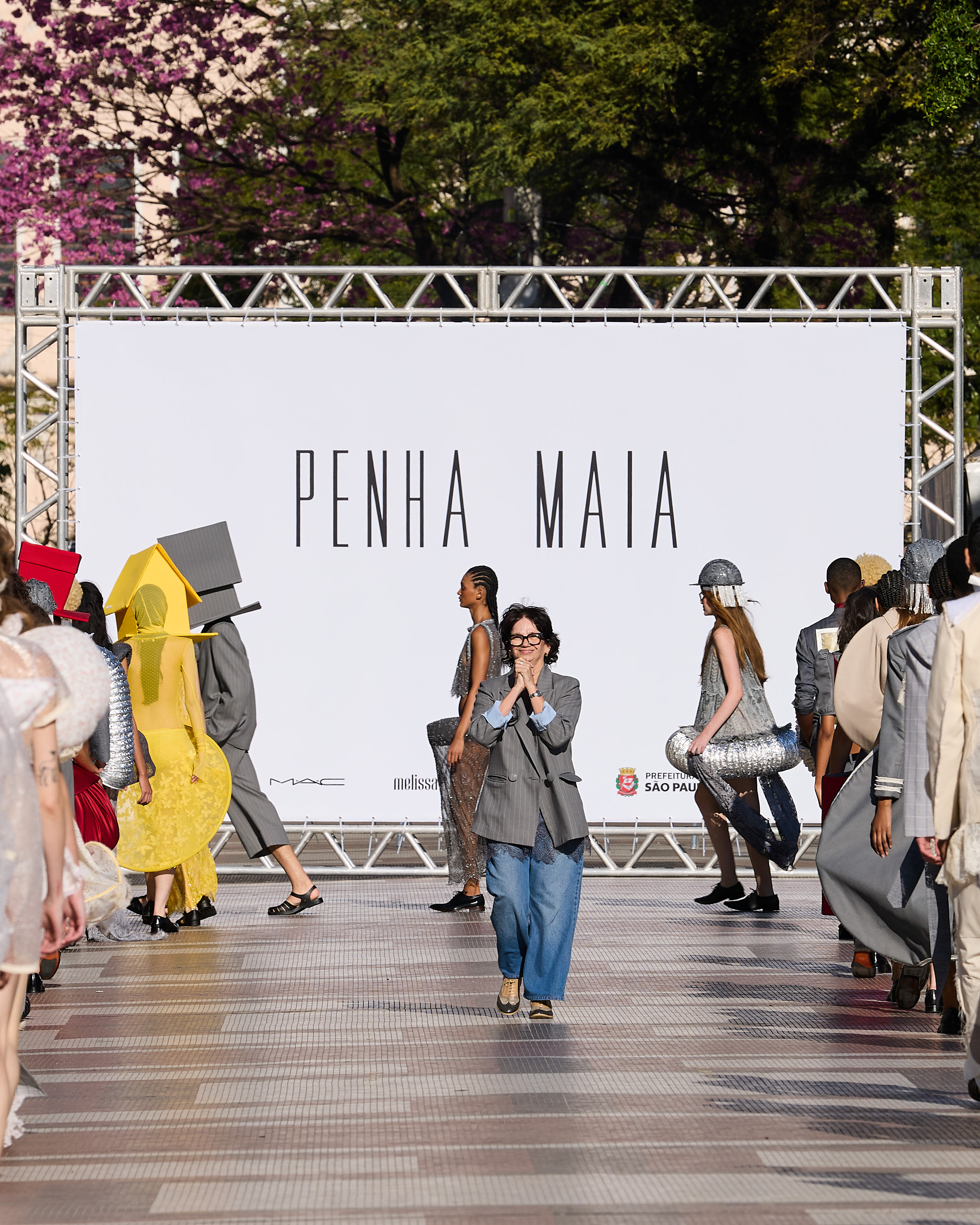 Penha Maia em desfile da coleção “Brutalismo: Corpo Urbano”. Foto: Divulgação/Penha Maia