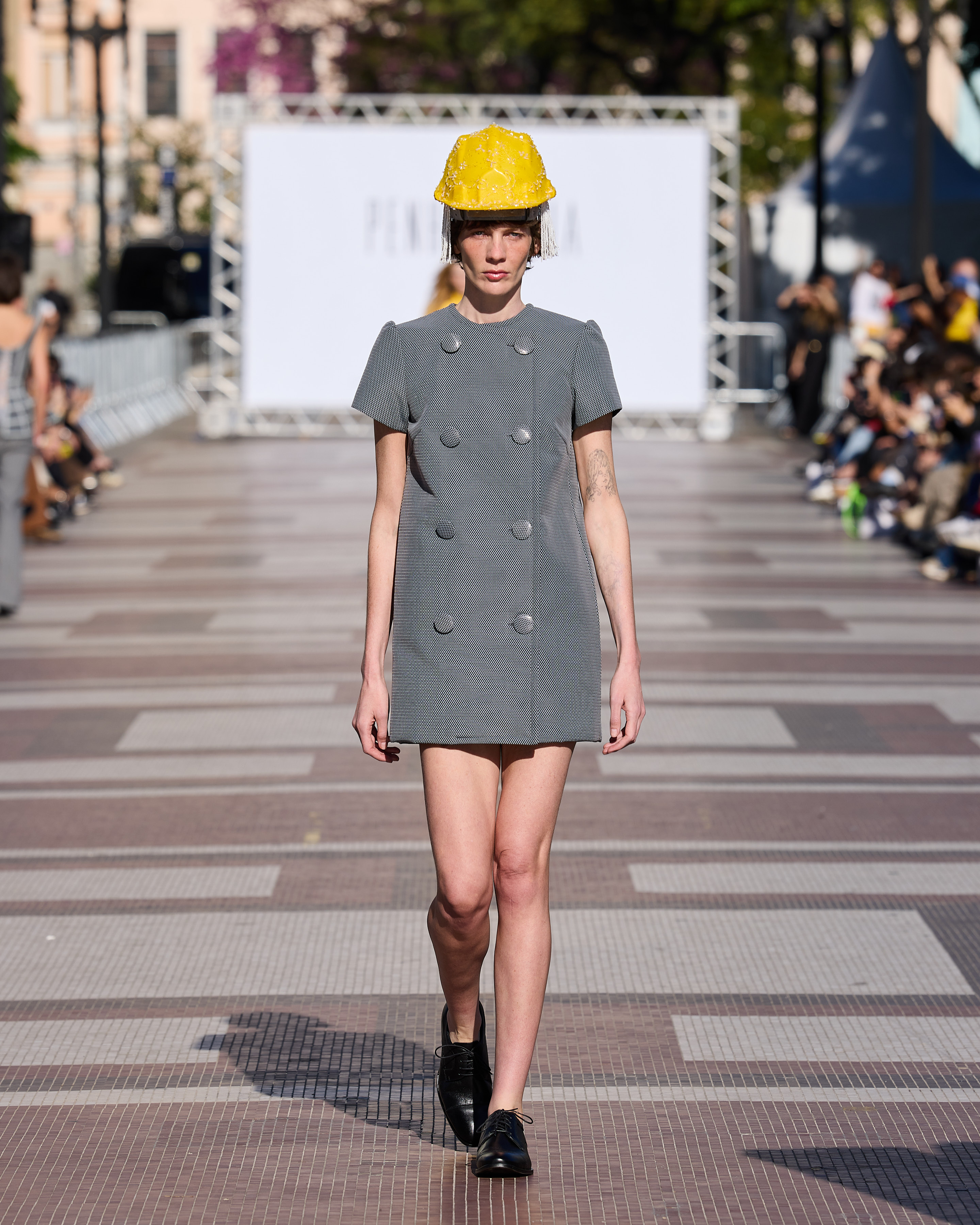 Look 3, capacete de construção - Look Desfile.  Foto: Divulgação/Penha Maia