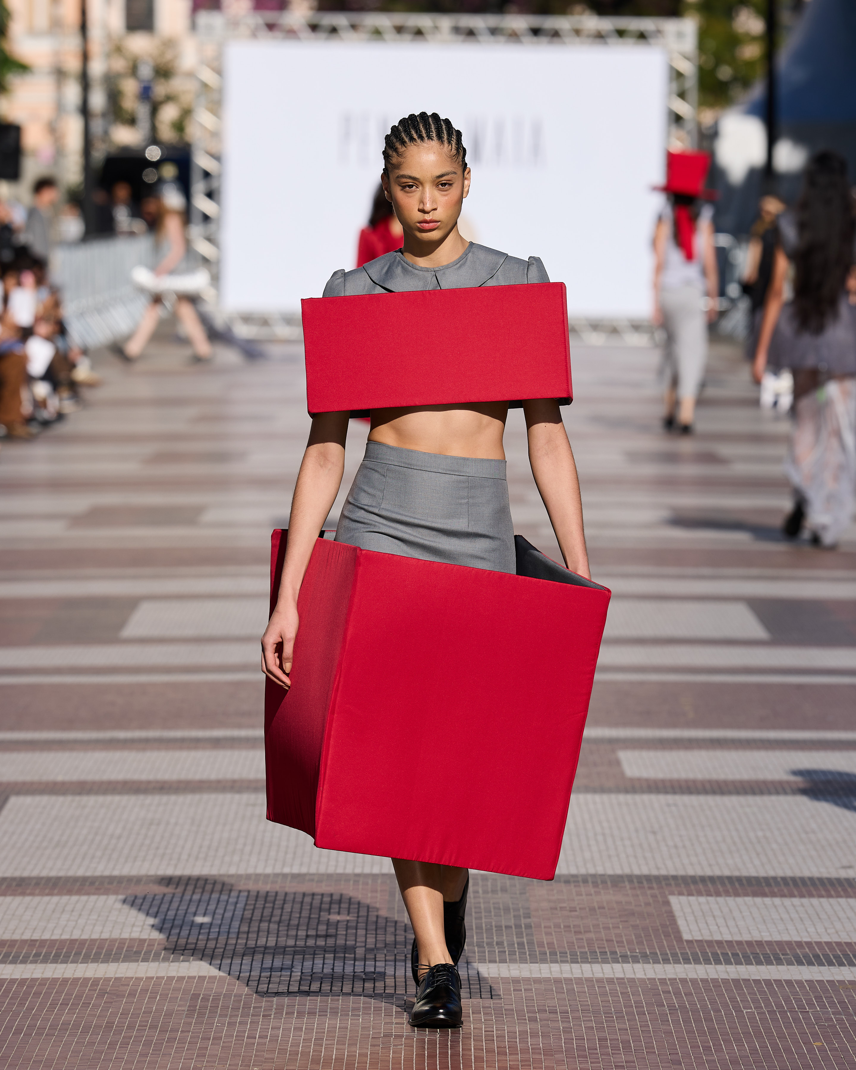 Look 23, geometria e a paleta do Museu de Arte de São Paulo-  Look Masp. Foto: Divulgação/Penha Maia