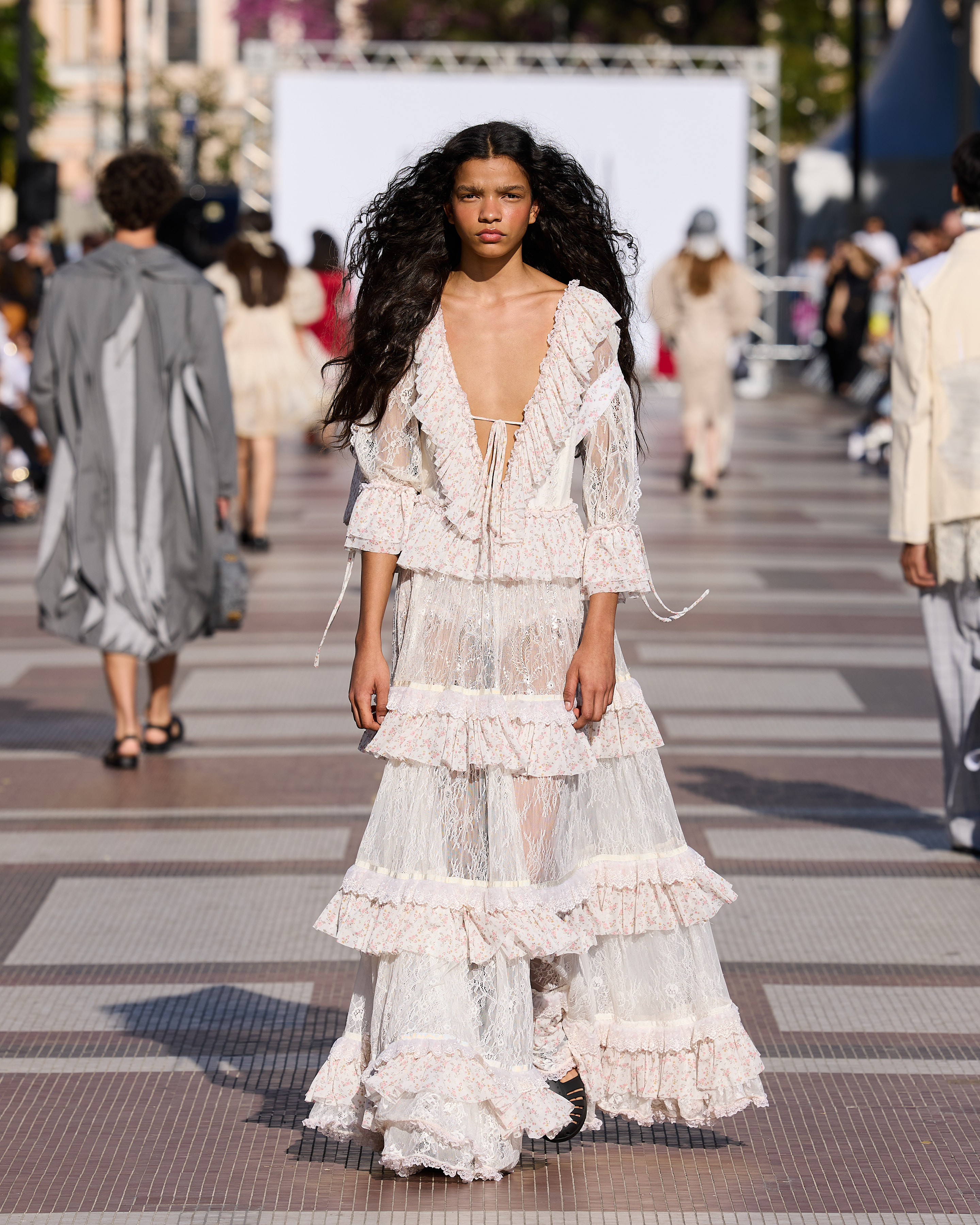 Look 34, renda e neutralidade - Look Desfile. Foto: Divulgação/Penha Maia