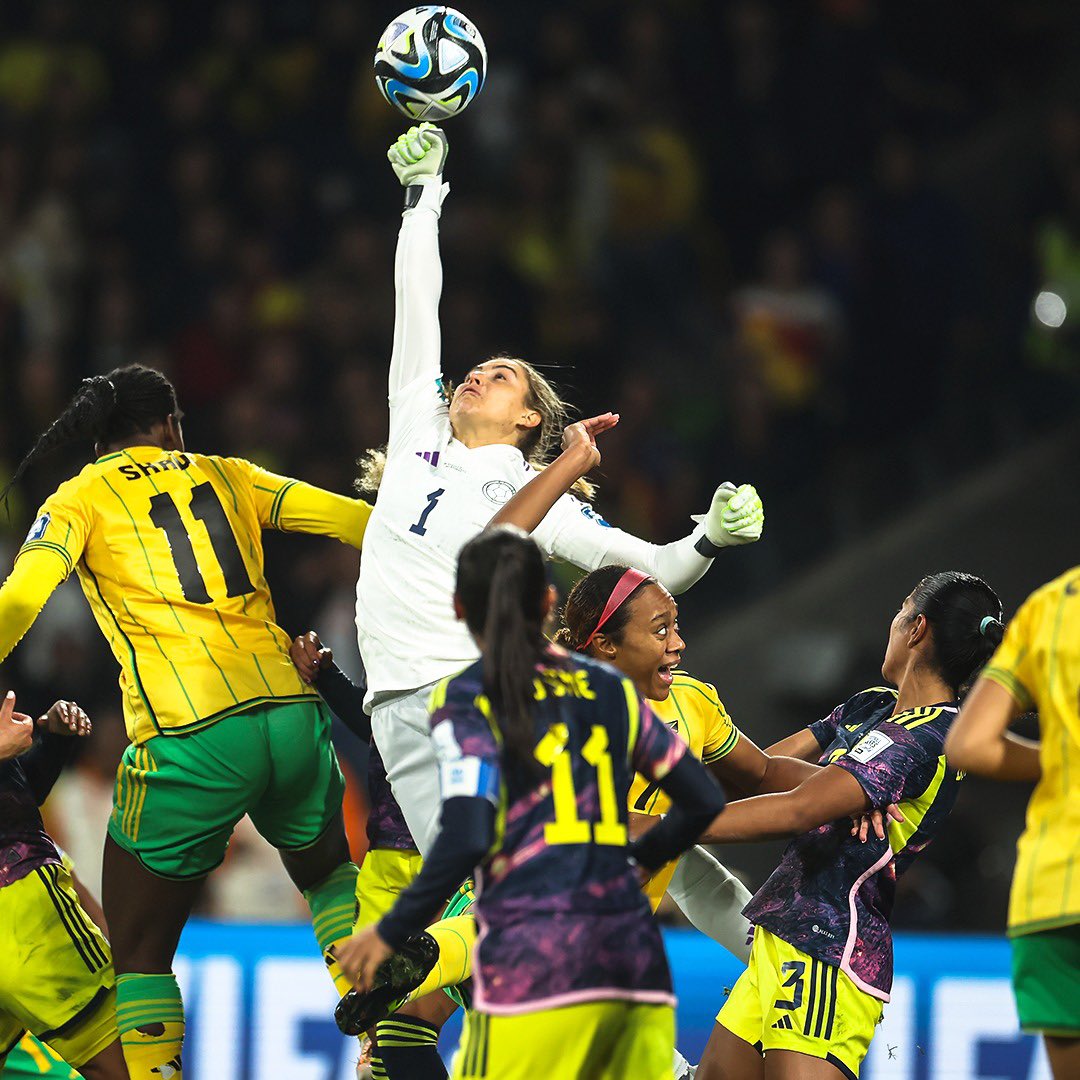 A goleira da Colômbia, Catalina Perez, defendendo uma tentativa de gol da Jamaica. 