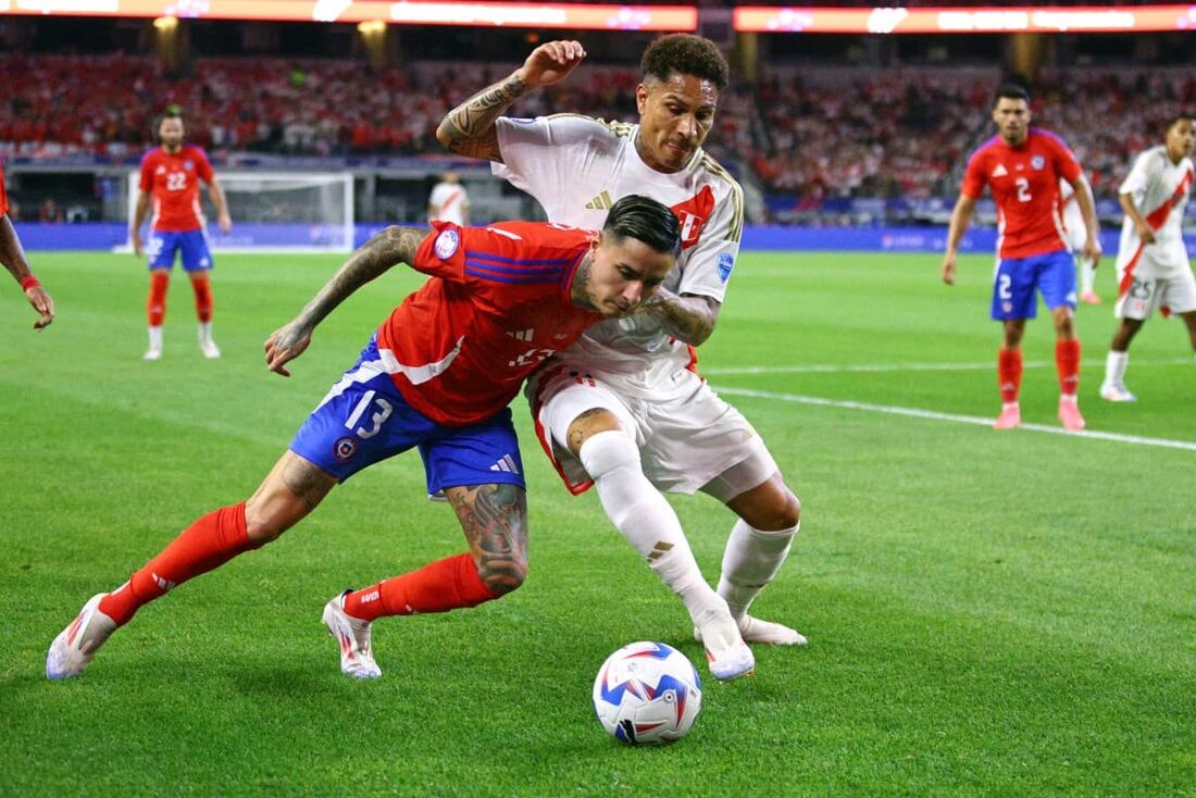 Jogadores da seleção peruana e chilena disputam a bola em partida que terminou com o placar em branco   - Foto: Aric Becker/AFP