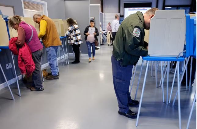 Mesmo após a passagem do furacão Helene, 75 dos 80 locais de votação planejados estavam em operação na Carolina do Norte no início das votações. Foto:Jonathan Drake/Reuters