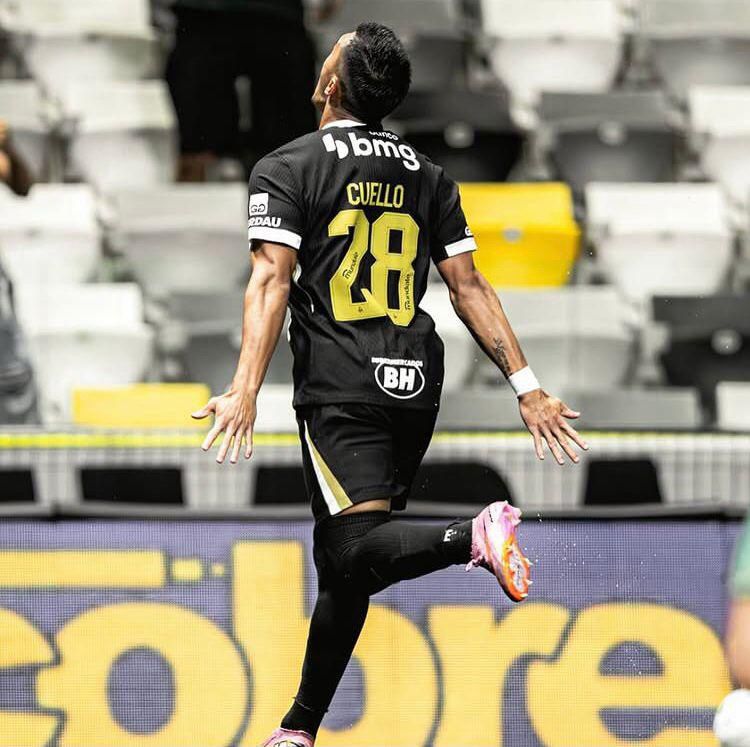 A imagem mostra o jogador atleticano Cuello de costas comemorando o gol.