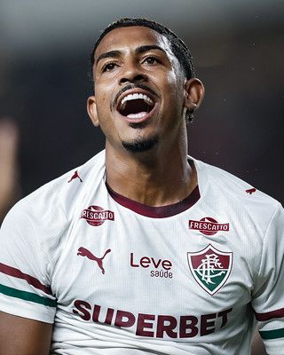 A imagem mostra o jogador John Kennedy do Fluminense.