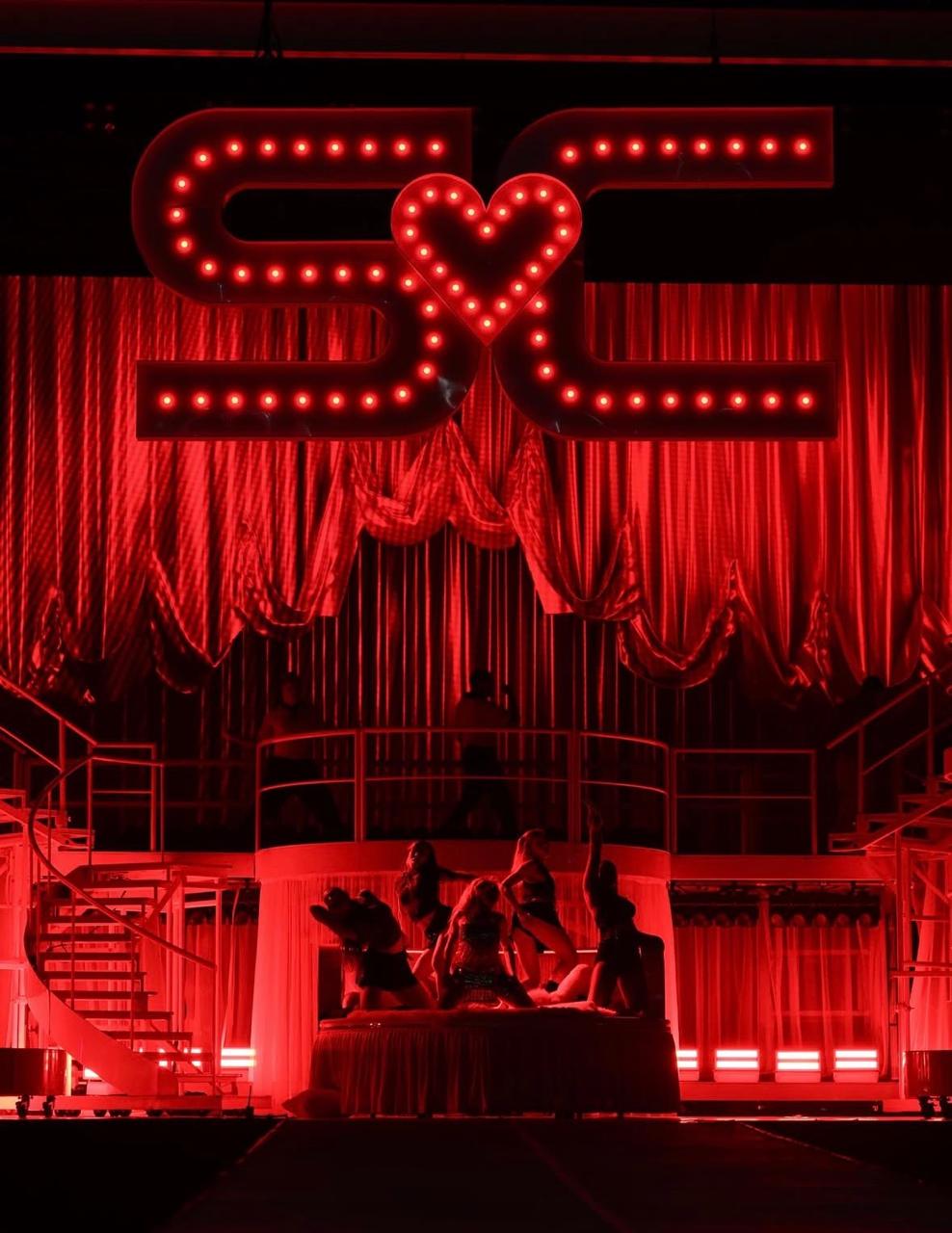 Palco da cantora, com a escadaria e o “S e C” com um coração no meio, pendurado acima do palco - Foto: @sabrinacarpenter / Instagram