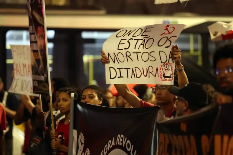 Familiares de pessoas mortas na ditadura levantam cartazes de protestos. Foto: Agência Brasil - Paulo Pinto