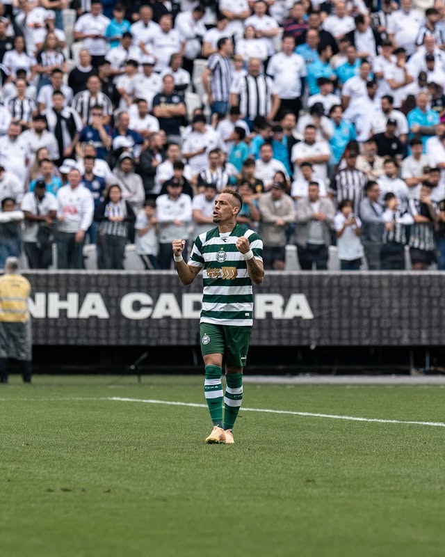 A imagem mostra Breno Lopes comemorando.