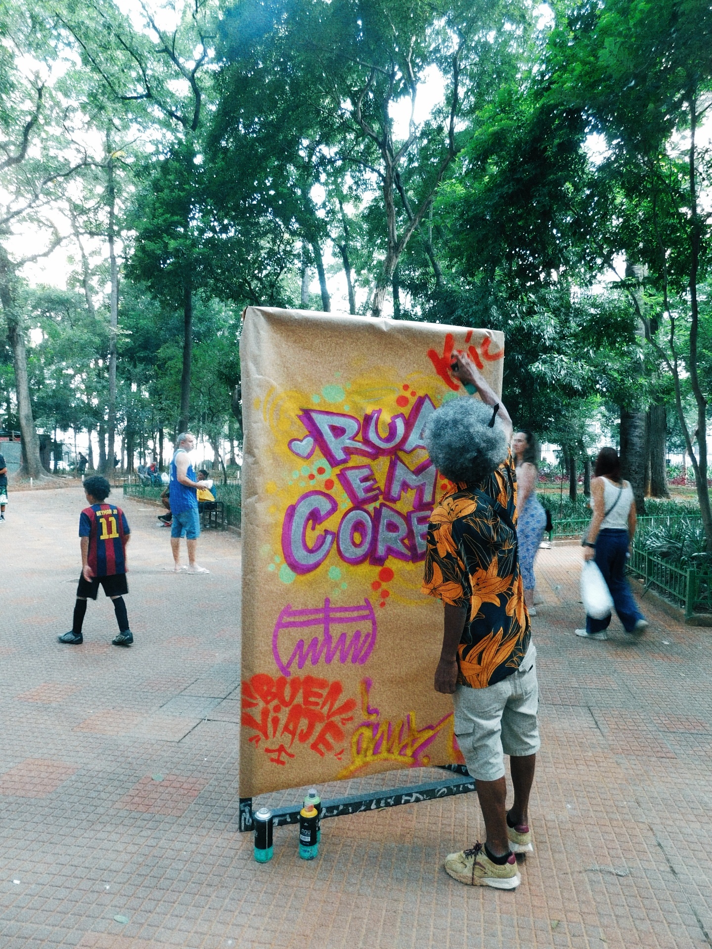 Homem pichando mural na Praça Dom José Gaspar