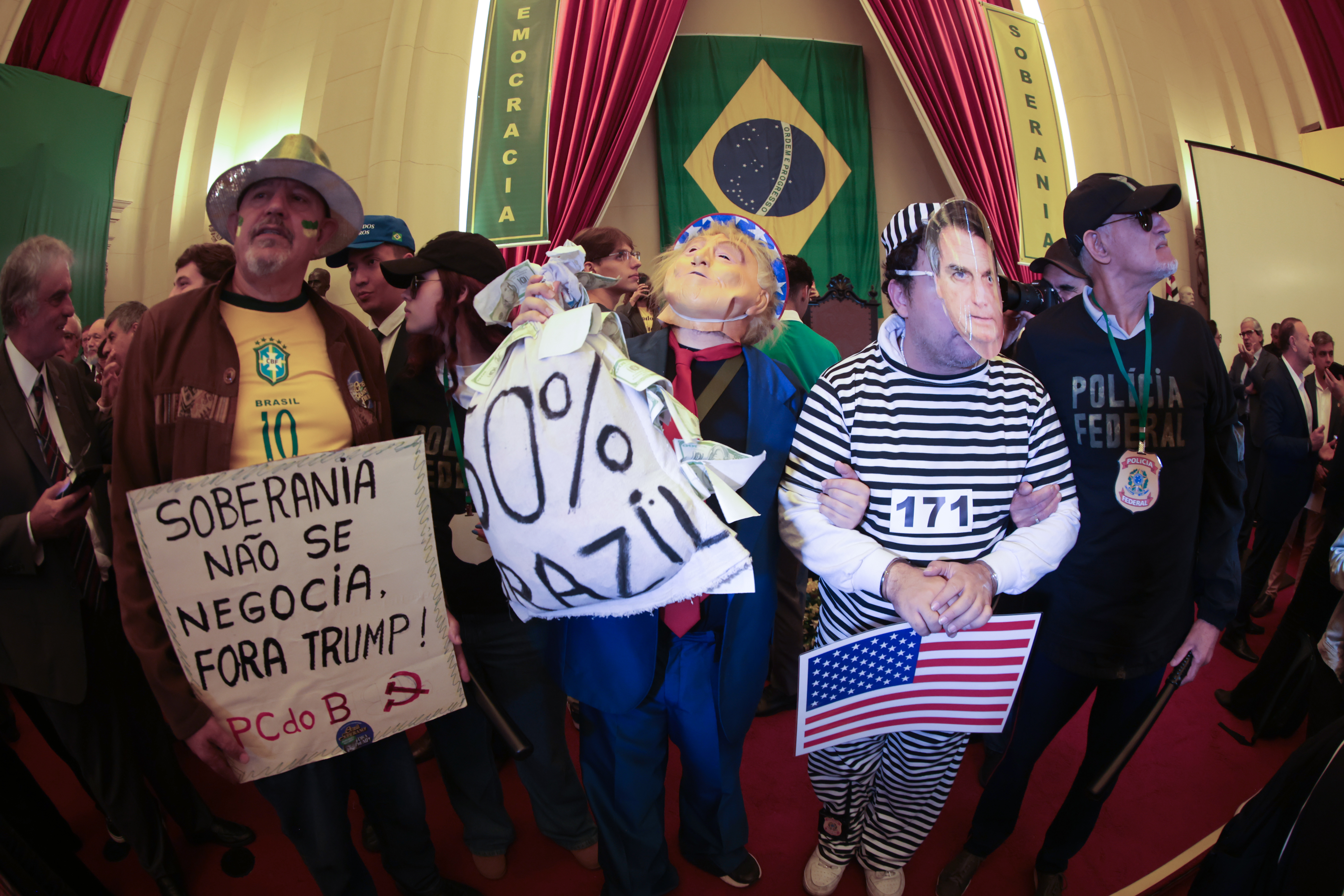 Pessoa com fantasia de Jair Bolsonaro e Donald Trump participam de ato pela Soberania do Brasil, na Faculdade de Direito da USP. Foto: Paulo Pinto/Agência Brasil