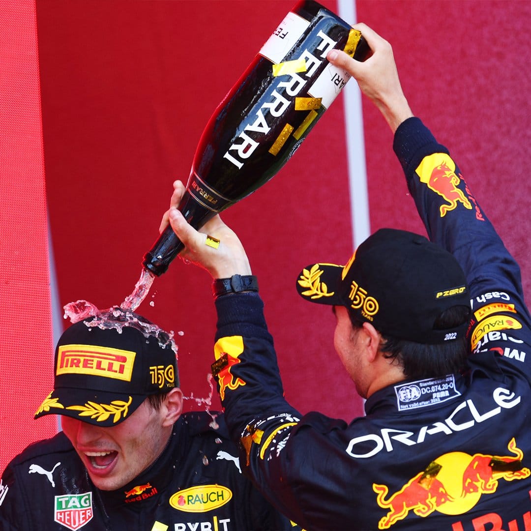 Pilotos da Red Bull comemorando no pódio. Reprodução: Twitter/RedBullRacing