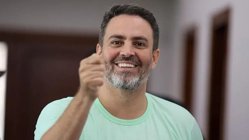 Léo Moraes posando para foto para a divulgação de sua campanha eleitoral