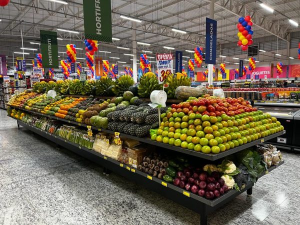 imagens de frutas em gondolas de supermercado em BH  