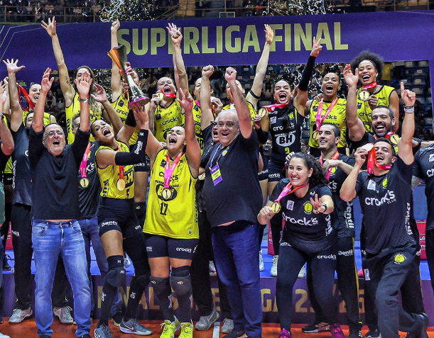 Praia Clube comemorando a vitória da final da Superliga Feminina 2026