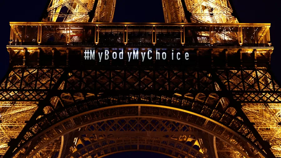 Projeção na Torre Eiffel diz: Meu corpo minha escolha 