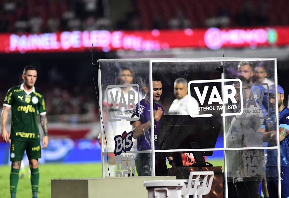 O árbitro Matheus Candançan analisa  lance no VAR – Foto: Marcos Ribolli