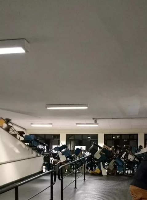 Rampas do prédio novo da PUC-SP, unidade monte alegre, com carteiras bloqueando a passagem, em manifestações do movimento estudantil