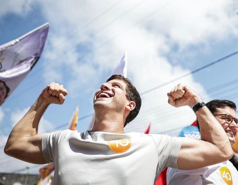 João Campos, atual prefeito de Recife, posando para foto em sua campanha eleitoral