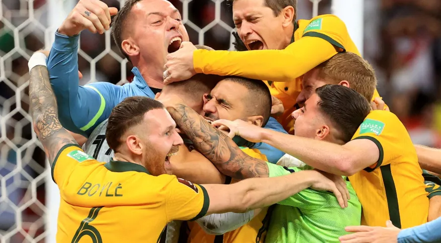 Seleção australiana comemora pênalti da classificação contra Peru. Reuters - Mohammed Dabbous