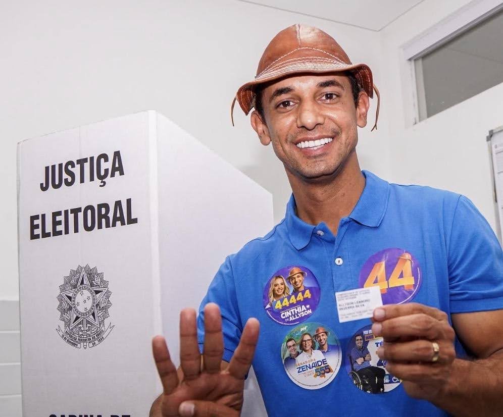O candidato Allyson Bezerra registra seu voto durante o primeiro turno das eleições de 2026, no Rio Grande do Norte. Imagem: Reprodução/ Instagram/ @allysonbezerra.rn
