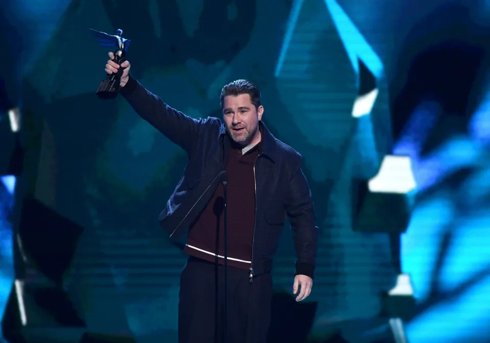 Roger Clark, ator em Red Dead Redemption 2 recebendo o prêmio de melhor performance em 2018. Foto: Reprodução/The Game Awards 2018