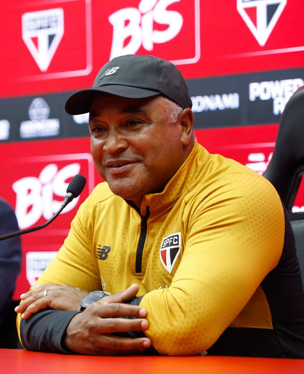Roger Machado sendo apresentado no São Paulo | Reprodução: Instagram @saopaulofc e @rogermachado_treinador