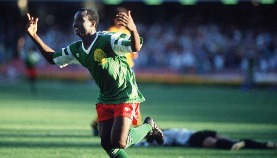 Roger Milla marcando em jogo contra a Colômbia, em 1990 Foto: Getty Images
