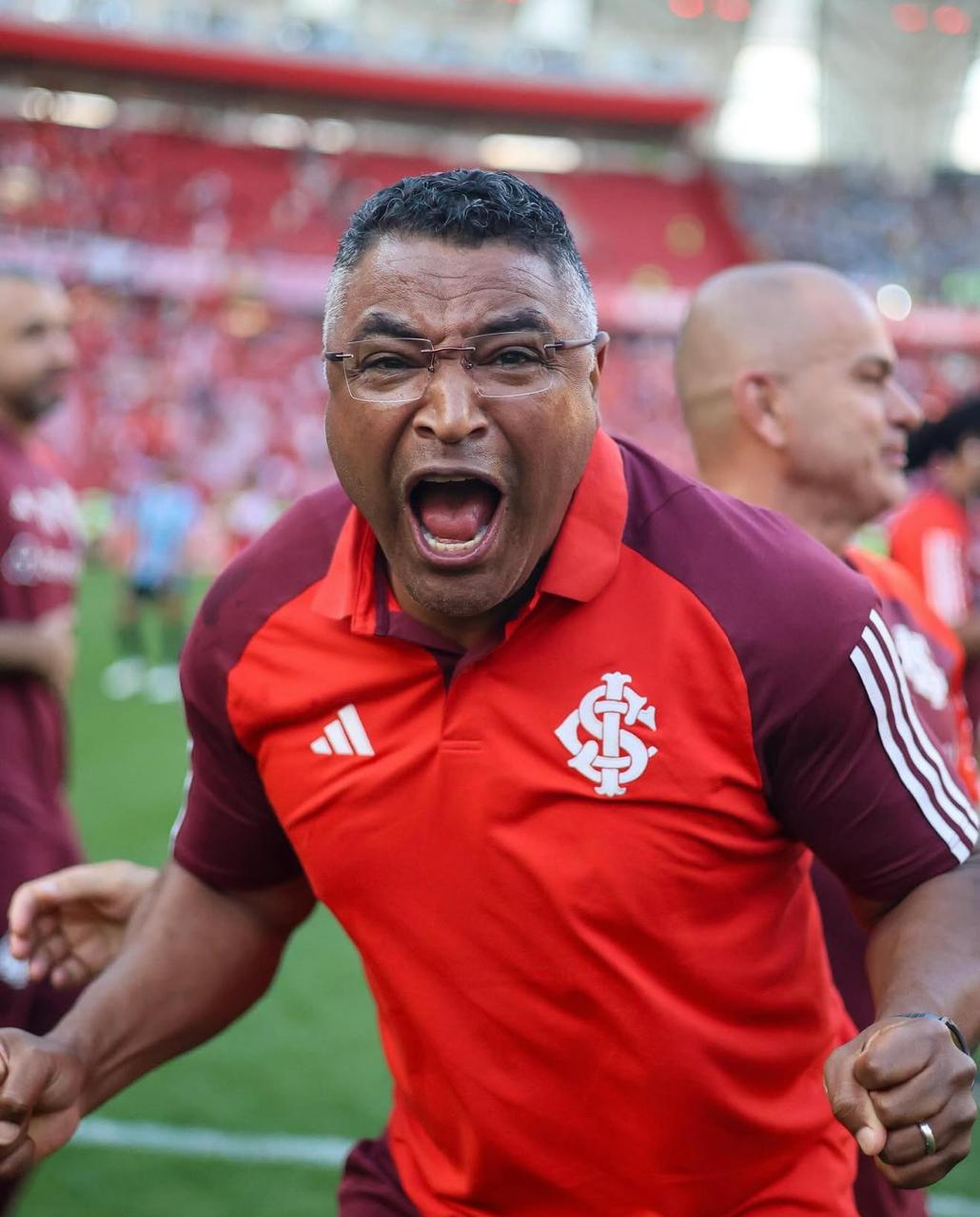 Roger Machado comemorando vitória sobre o Grêmio pelo Internacional em partida do Brasileirão. Reprodução Instagram @scinternacional