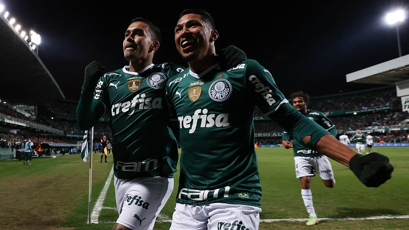 Rony e Dudu comemorando um dos gols na vitória do Palmeiras