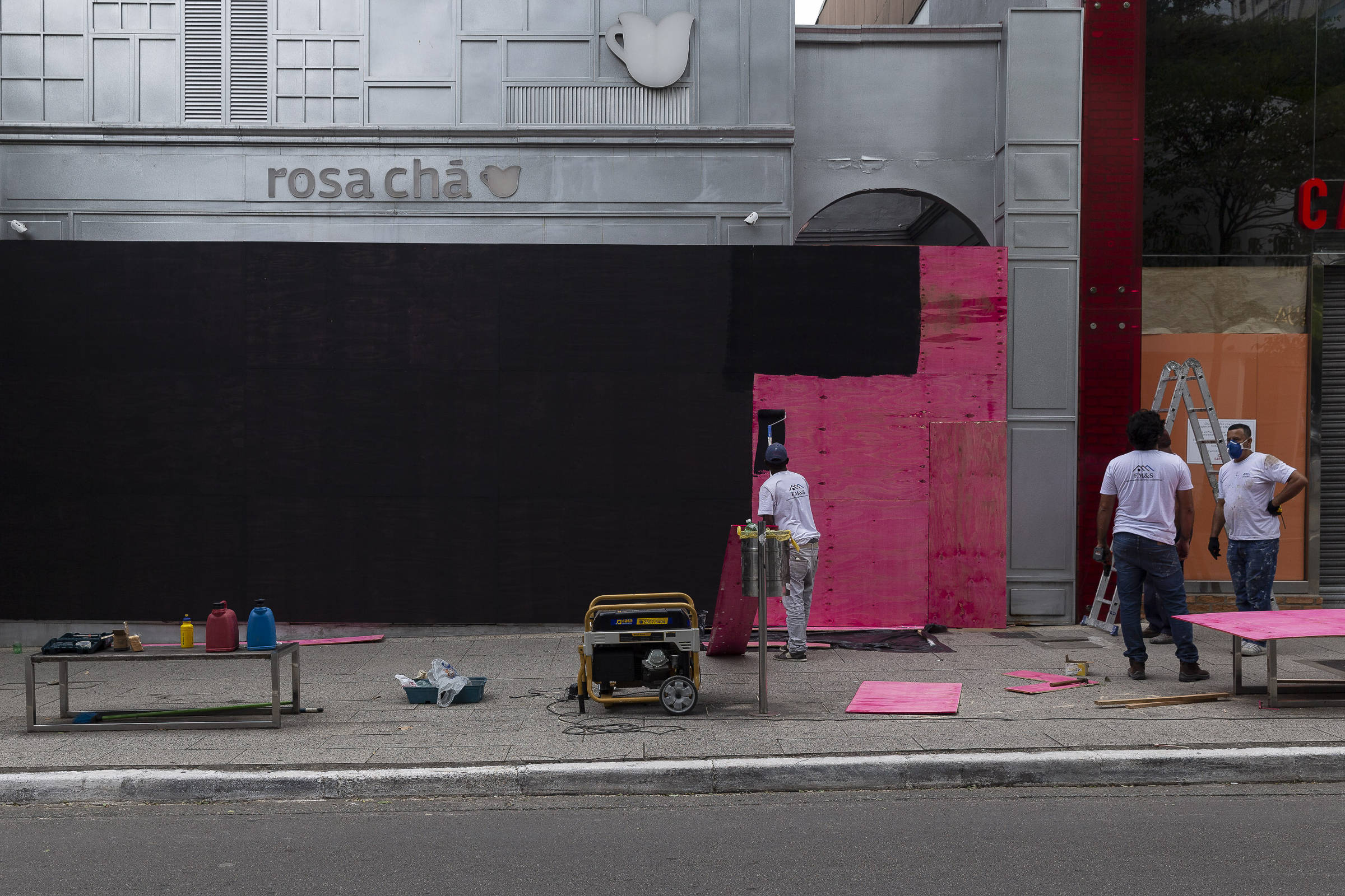 Instalação de tapumes na Rosa Chá / Foto: Mathilde Missioneiro / Folhapress