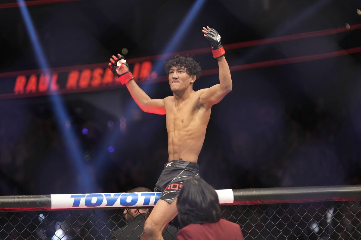 Raul Rosas Jr. comemorando sua vitória em sua estreia no UFC 282. (Louis Grasse/Px Images/Icon Sportswire via Getty Images)