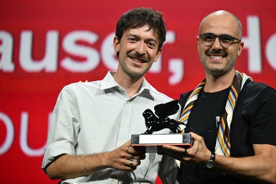 Os roteiristas Murilo Hauser e Heitor Lorega são premiados por “Ainda Estou Aqui” – Foto: Alberto Pizzoli/AFP