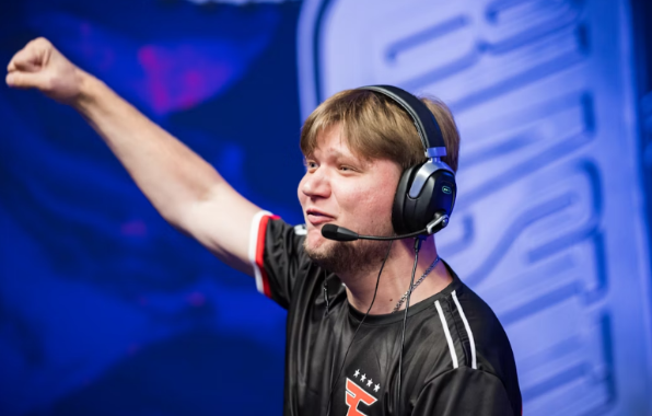 O ucraniano S1mple comemora vitória sobre a equipe brasileira.