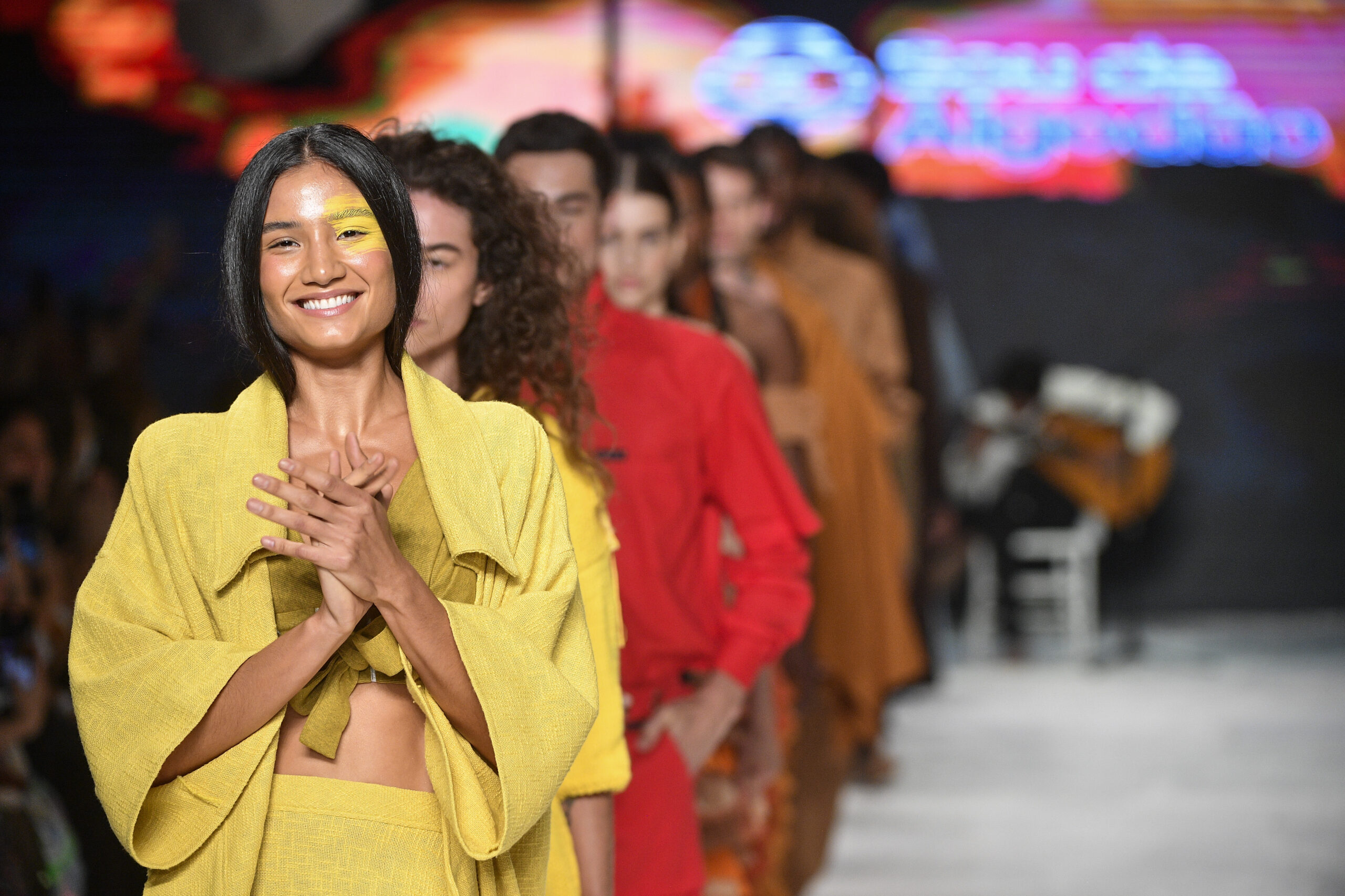 Modelos na passarela do desfile de 2022 da Sou de Algodão