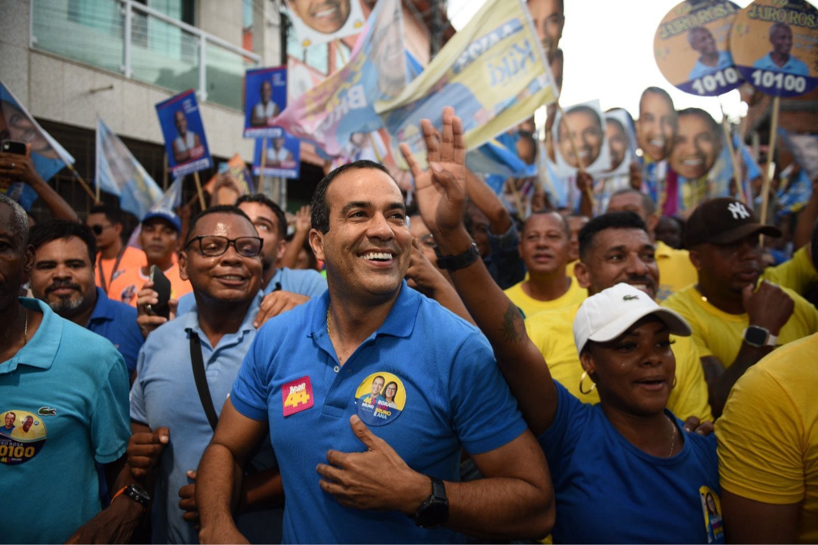 Bruno Reis, atual prefeito de Salvador, caminhando com seus eleitores pela rua da cidade