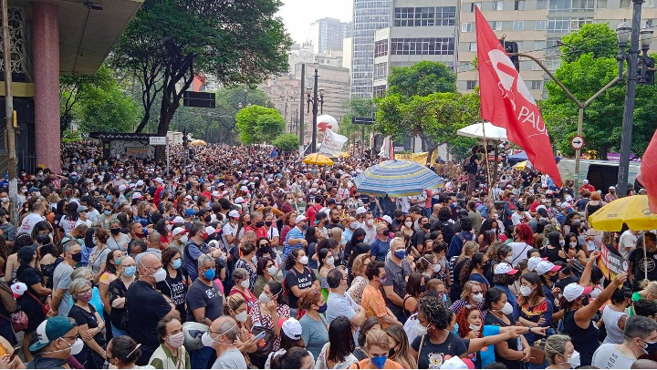 Manifestação dos servidores públicos municipais na sede da Prefeitura (WSWS/Divulgação).