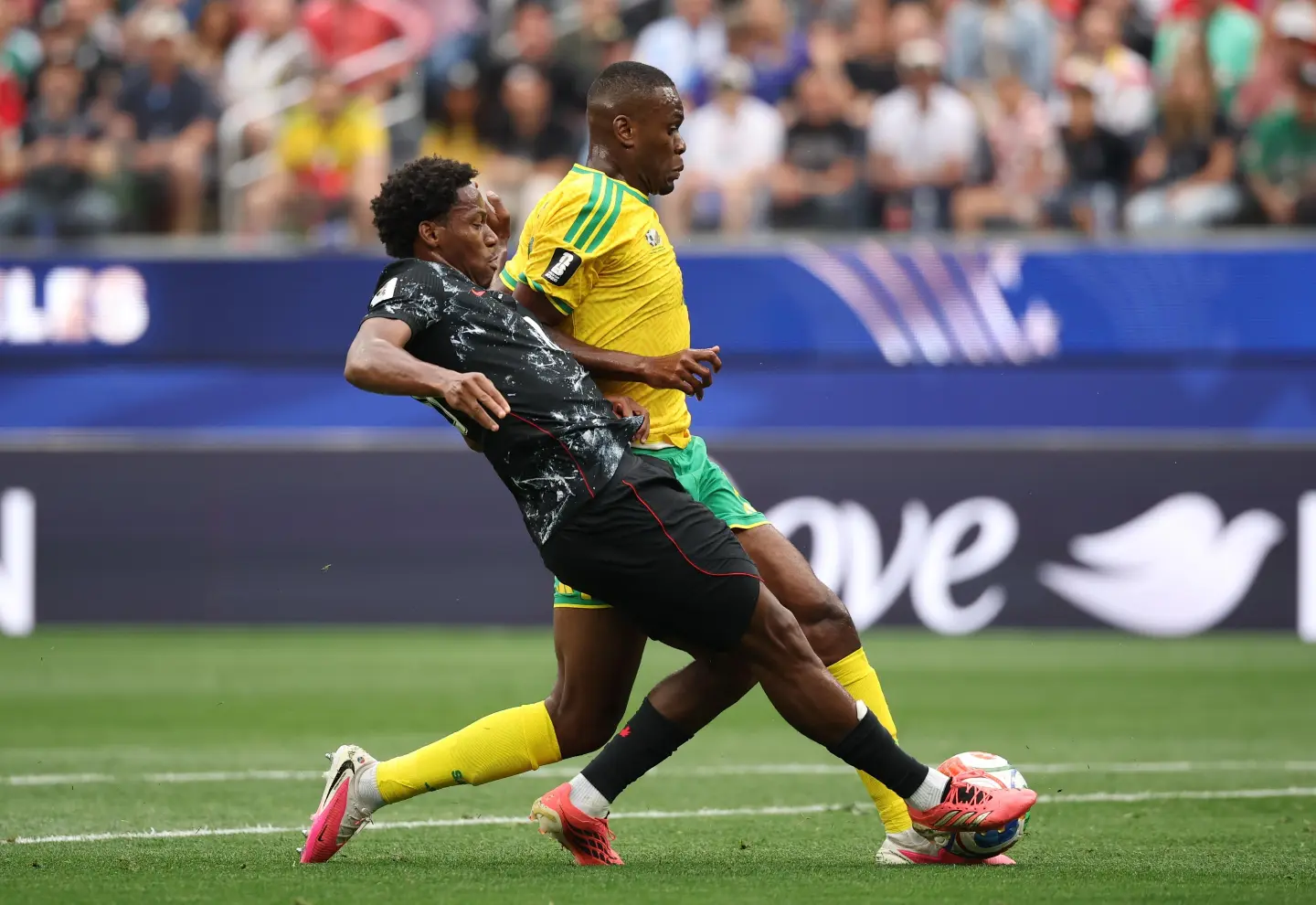  Alphonso Davies é o herói do time 