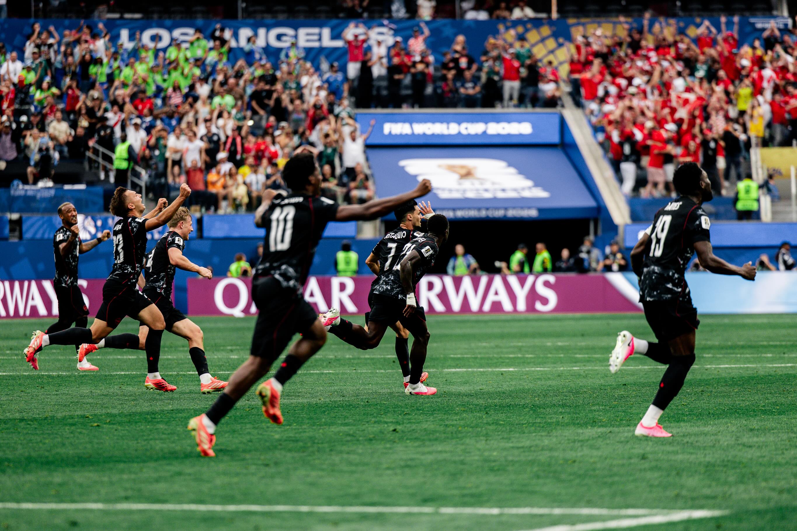 Seleção do Canadá comemora a classificação inédita 
