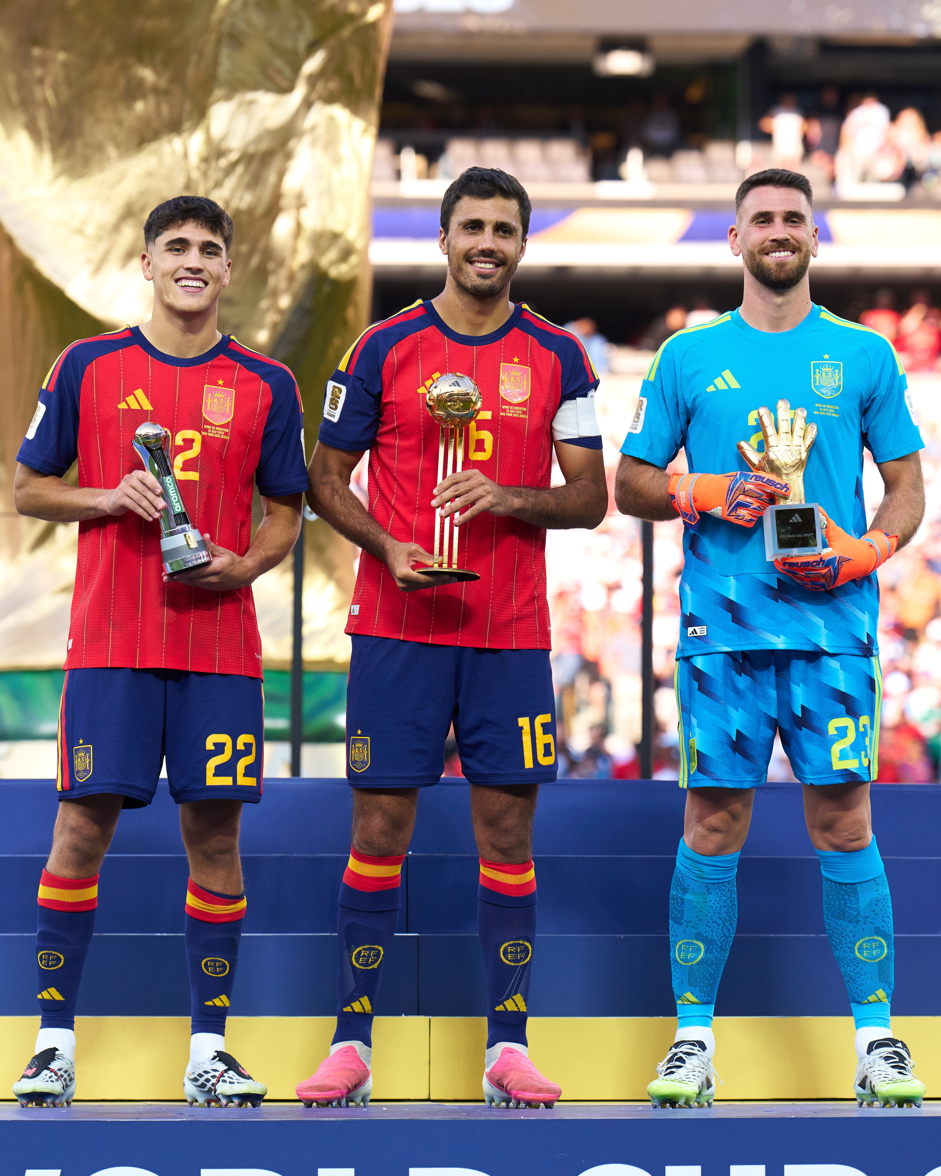 Jogadores da Espanha recebem prêmios em diferentes categorias após o fim da Copa do Mundo 